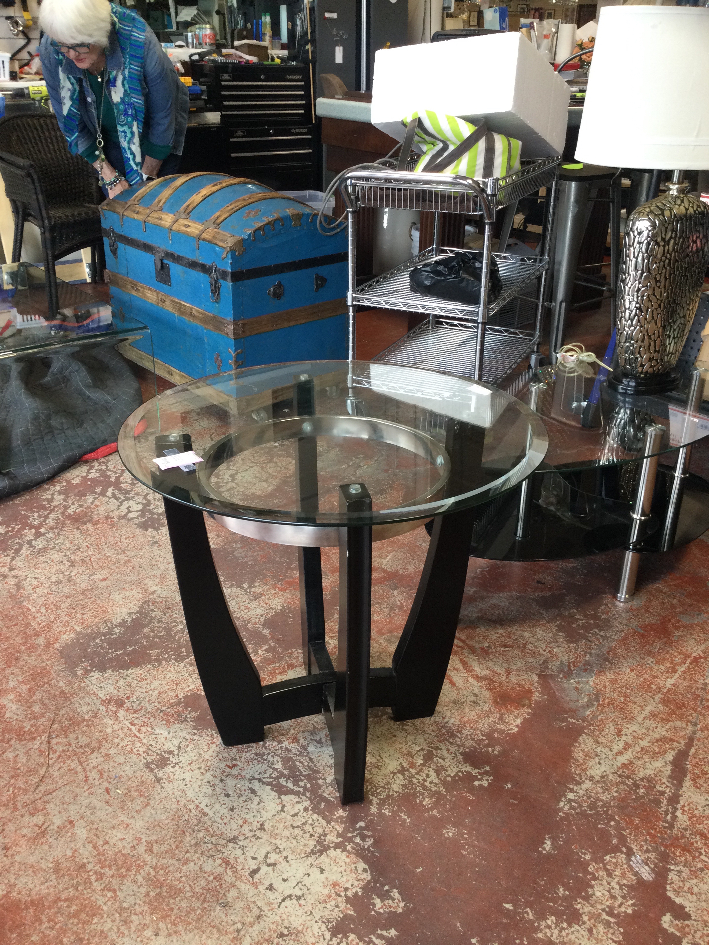 26-Round-Glass-End-Table-wBlack-and-Stainless-Base_126341A.jpg