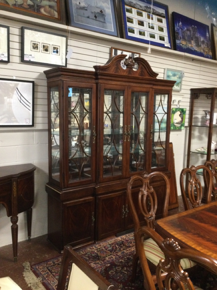 Thomasville-Argyle-China-Cabinet-With-Crown_125270A.jpg